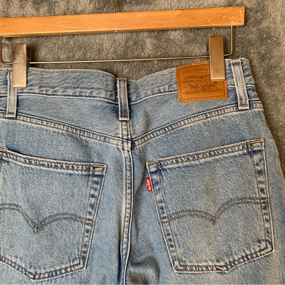 Levi’s Baggy Dad Jean Slightly Distressed Light Wash Size 26 /29” Inseam Midrise - Picture 6 of 14